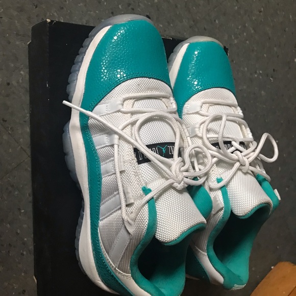 AIR JORDAN RETRO 11 LOW SIZE 5Y - Picture 2 of 2